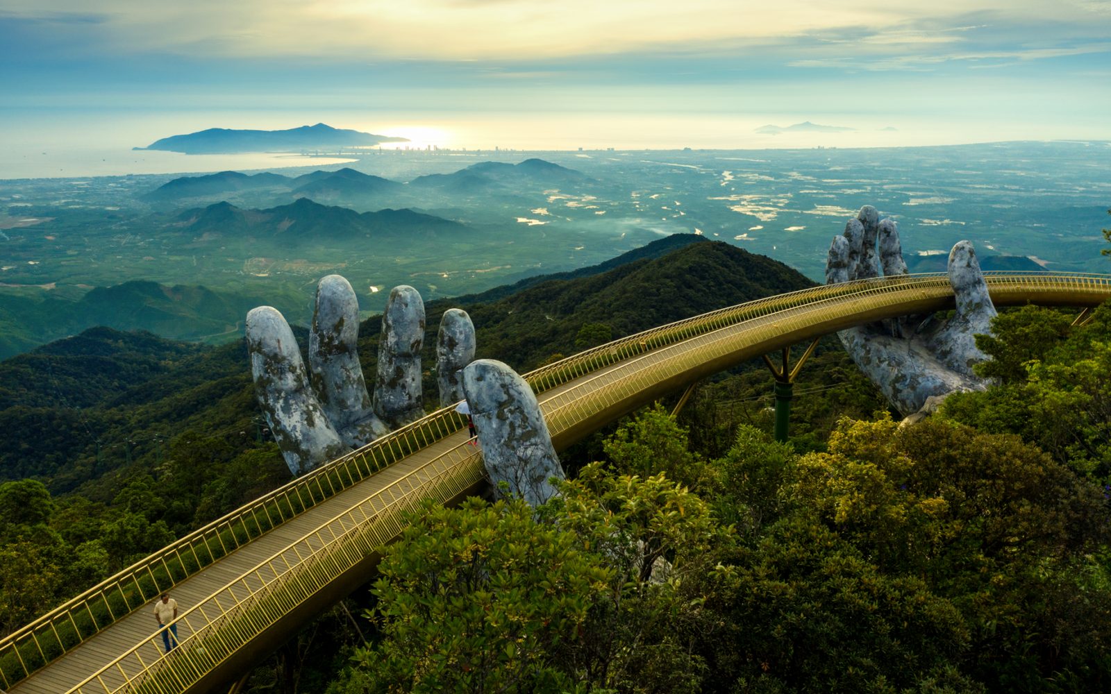 黃金佛手橋：巴拿山上最紅的打卡點